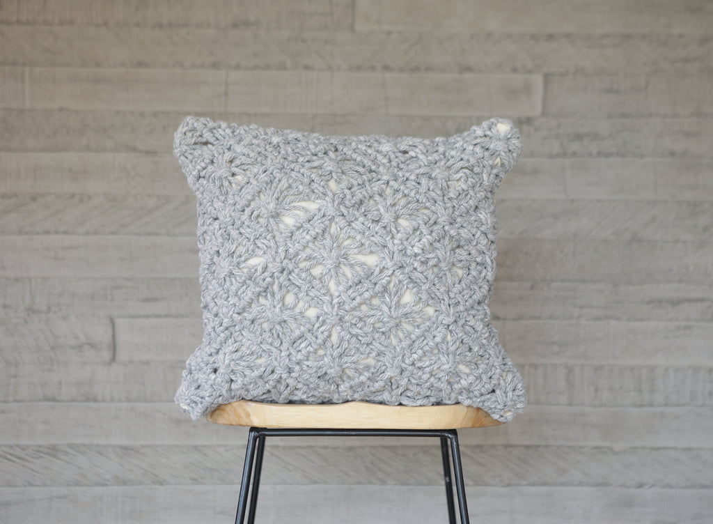 Cojin Crochet lana gris claro